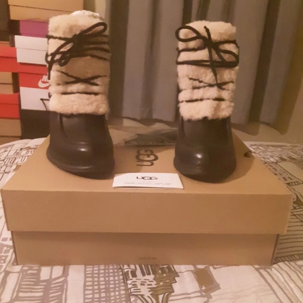 NWOT UGG Analise Exposed Fur Boots